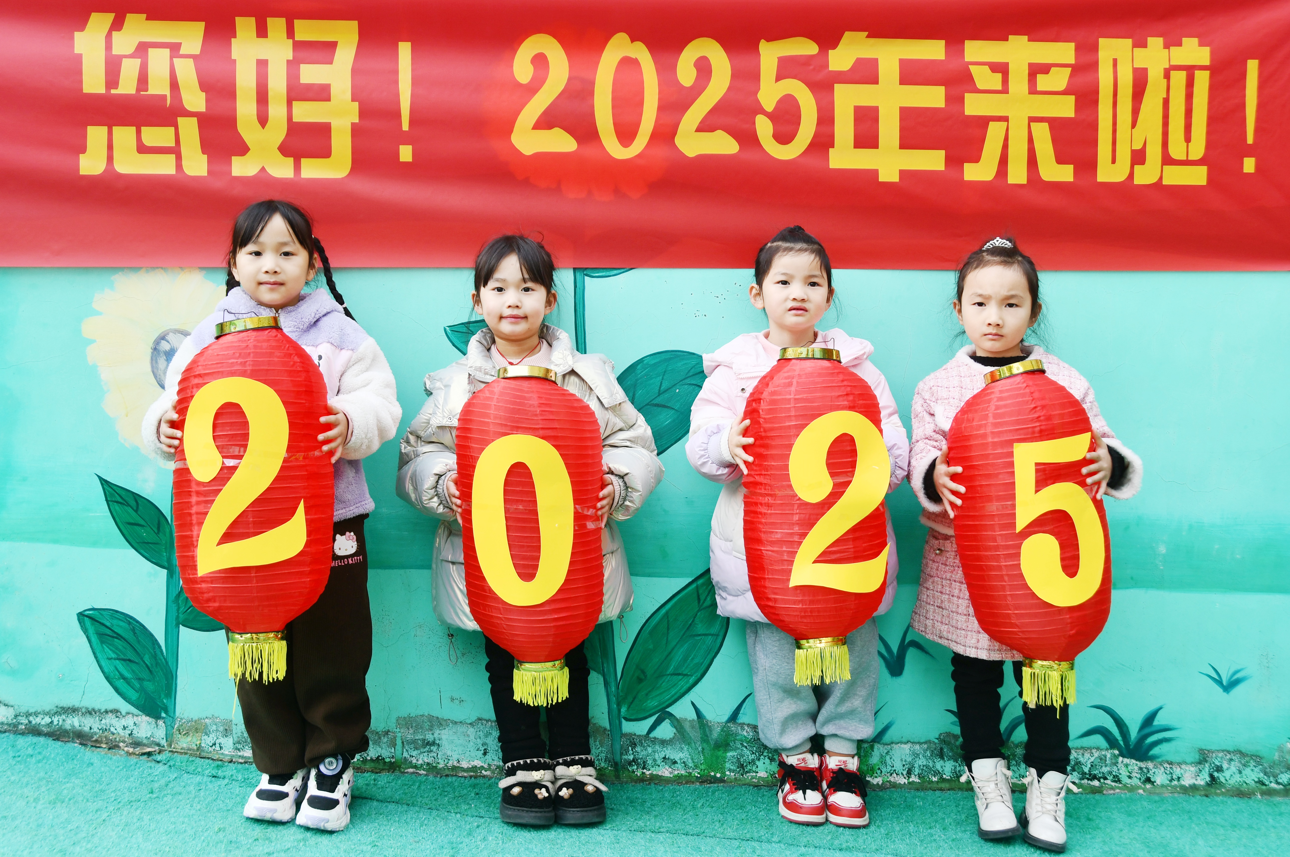 2024年12月31日,湖南省江永县潇浦镇起跑线幼儿园的小朋友手拿红灯笼迎接新年。田如瑞摄 (2).JPG