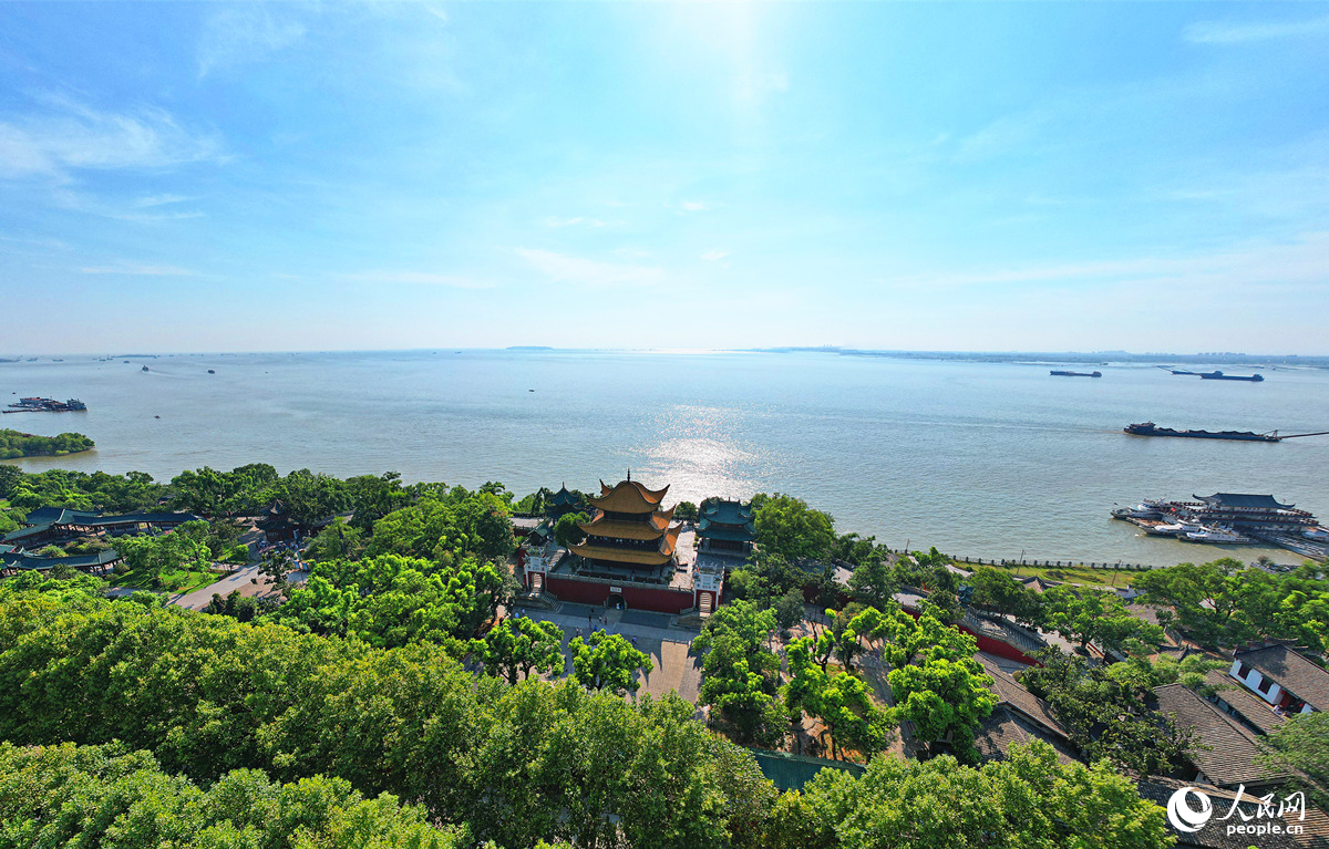 洞庭湖畔岳陽樓。人民網(wǎng)記者 劉賓攝