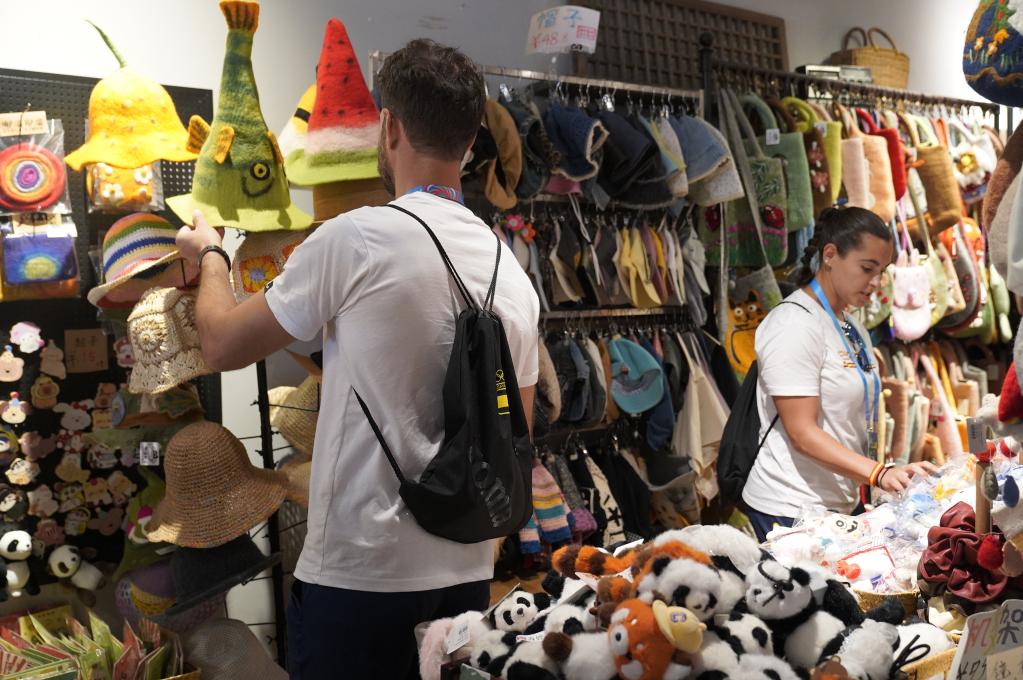 世界上的运动员在成都体验中国文化美和城市活