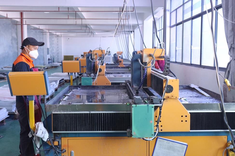 一名工人正在检测环氧阻燃增强板。杨思颖摄