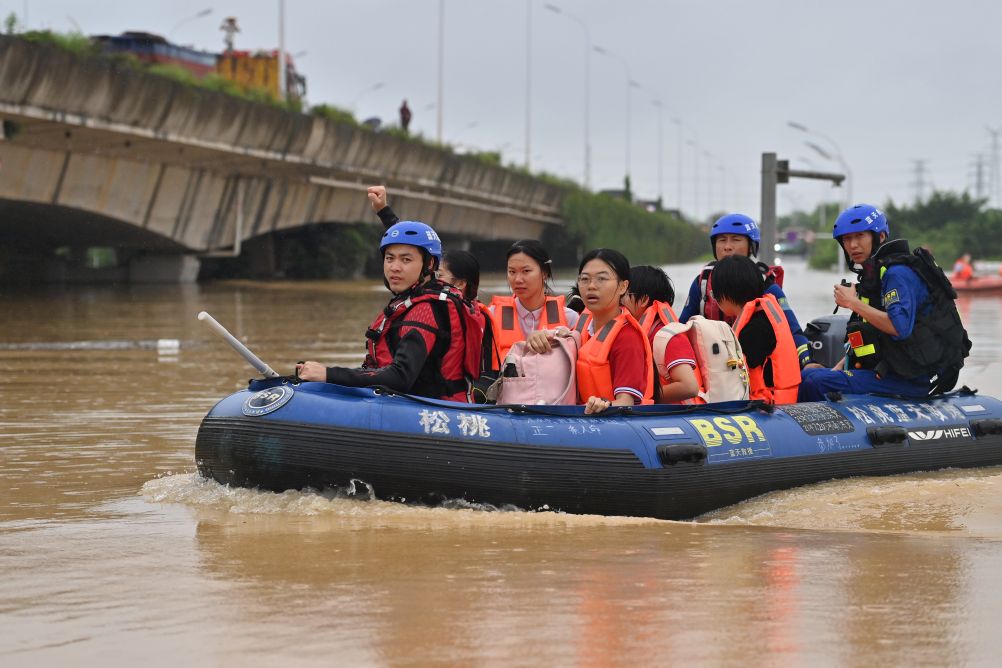 广西多地遭遇持续性极端强降雨 记者直击救灾一线